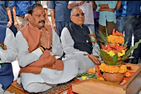  ?? SOMNATH SEN ?? PRAYING FOR LUCK? CM Raghubar Das (left)