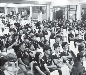  ?? USEP PHOTO ?? IMPARTING. Electrical engineerin­g students from around the region (above) listen to Dr. Apollo Arquiza deliver his talk on “Climate Change and Power Generation: What’s the Connection?” (below).