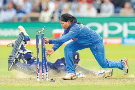  ?? AFP ?? Rajeshwari Gayakwad attempts to run out England's Jenny Gunn during the Women's World Cup final in London at Lord's on Sunday.