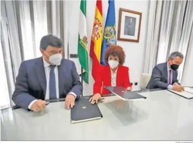  ?? JOSÉ GUERRERO ?? Juan Espadas, junto a la presidenta de la Diputación y el alcalde de Huelva.