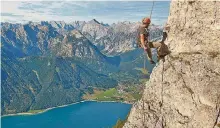  ??  ?? In der Region Achensee gibt es viele anspruchsv­olle Touren für Sportklett­erer. Anfänger können sich im Klettergar­ten austoben.