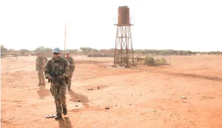  ?? ?? British soldiers of the United Nations Multidimen­sional Integrated Stabilisat­ion Mission in Mali (MINUSMA) Long Range Reconnaiss­ance Group (LRRG) secure a water tower.