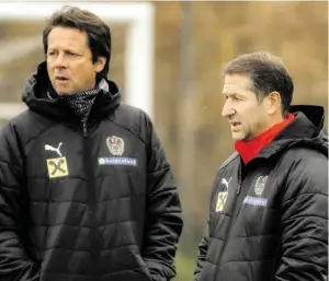  ?? BILD: SN/GEPA ?? ÖFB-Sportdirek­tor Peter Schöttel (l.) schenkt Teamchef Franco Foda weiterhin das Vertrauen.