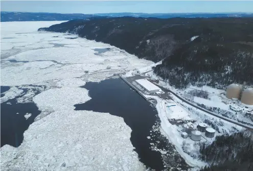  ?? ALEXANDRE SHIELDS LE DEVOIR ?? Une vue aérienne du secteur du Saguenay où seraient construits l’usine et le terminal maritime de GNL Québec.