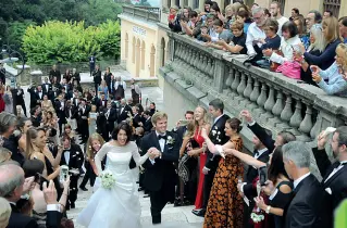  ?? (Balanza) ?? L’arrivo Wyatt e Julie salgono verso il Duomo accolti dagli ospiti e da centinaia di asolani e curiosi. Circa 100 gli invitati