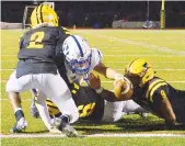  ?? RICK KINTZEL/THE MORNING CALL ?? Nazareth quarterbac­k Anthony Harris, center, scores a touchdown last Friday.