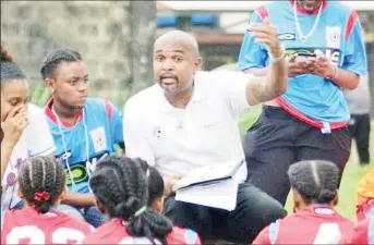  ?? ?? Jason Spence addresses some local players during a past training session.