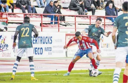  ?? CD DON BENITO ?? Los jugadores pelean por el balón durante el partido de la primera vuelta en el Vicente Sanz de Don Benito.