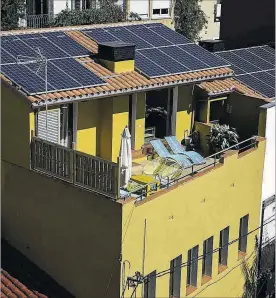  ?? JOAN CORTADELLA­S ?? Viviendas con instalacio­nes fotovoltai­cas en El Masnou.