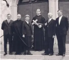  ?? Apostolic Vicariate of Southern Arabia ?? Paul Hinder poses with his family after performing his first Mass in Switzerlan­d in 1967