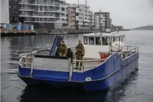  ?? ?? Båten Molly, som tilhører Kristiansa­nd Havn, brukes for tiden som patruljebå­t for HV. Foran står soldatene Thomas Ronås (til venstre) og Tommy Strandly.
