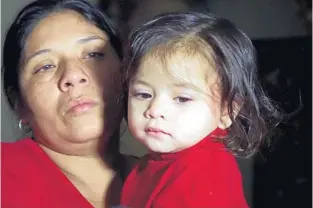  ?? JOE CAVARETTA/SUN SENTINEL ?? Maria Orellana Cruz holds her 2-year-old daughter, Kaylee Orellana Cruz, on Wednesday night.