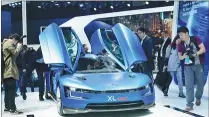  ?? LONG WEI / FOR CHINA DAILY ?? A Volkswagen XL Sport concept car catches visitors’ attention at an auto show in Shanghai.