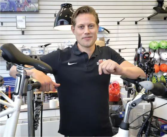  ?? Bild: ANNIKA KARLBOM ?? EN DAG PÅ JOBBET. Jonathan Lindberg som ”civil”, som cykelförsä­ljare på Team Sportia.
