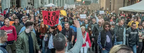  ?? (Ansa/Fotogramma/Cozzoli) ?? Corteo La manifestaz­ione «No green pass» in centro a Milano. Alcuni gruppi anarchici hanno creato incidenti in vari punti della città