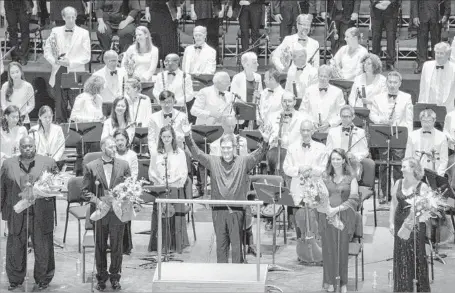  ?? Channing / Ekbert ?? ALAN GILBERT, center, and the New York Philharmon­ic mark the end of an era during a Santa Barbara concert attended by 7,000.