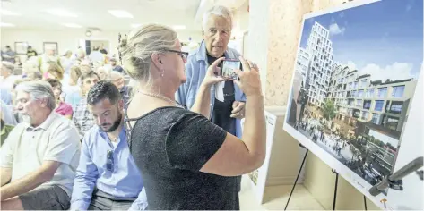  ?? BOB TYMCZYSZYN/STANDARD STAFF ?? Residents pack the Port Dalhousie Lions Club hall on Main Street in Port Dalhousie for a public meeting on the 220-unit Union Waterfront condominiu­m project proposed by Fortress Real Developmen­ts.