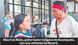  ?? ?? Mauricio Mata, gobernador indígena de Guanajuato, con una visitante de Nayarit.