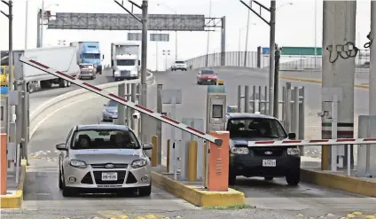  ??  ?? Dos vehículos de procedenci­a texana cruzan la garita rumbo a México