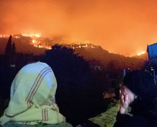 ??  ?? Un’immagine della notte dell’incendio sul Monte Serra (foto Massimo Sestini)