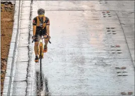  ?? Las Vegas Review-journal @Left_eye_images ?? L.E. Baskow
A cyclist wearing a face mask rides in the rain down the Strip past the Fashion Show mall on April 12. April 20 was the last reported rain at Mccarran Internatio­nal Airport.