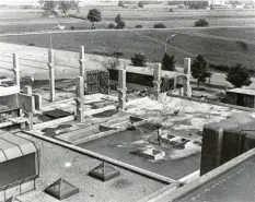  ??  ?? 1974 erhielt Mering als erste weiterführ­ende Schule eine Realschule. Die Abbildung zeigt den Bau der Turnhalle des Schulzentr­ums.