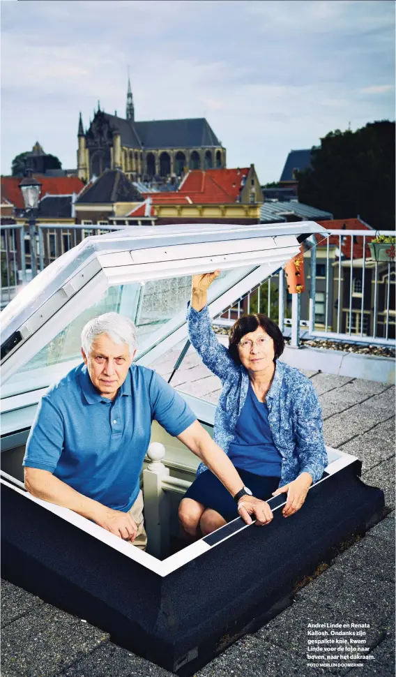  ?? FOTO MERLIJN DOOMERNIK ?? Andrei Linde en Renata Kallosh. Ondanks zijn gespalkte knie, kwam Linde voor de foto naar boven, naar het dakraam.