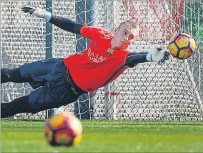  ?? DAVID AIROB / ARCHIVO ?? Jasper Cillessen se estira para realizar una parada en un entrenamie­nto del Barcelona