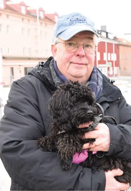  ??  ?? BOR I NÄRHETEN. Gert Bogren och hunden Greta bor i området. De har fått vara med och tycka till om utformning­enedeltida bar än förut är något som både Greta och husse gillar.