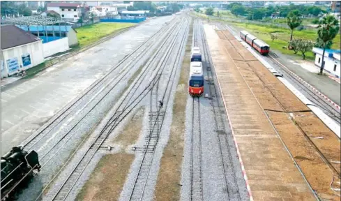  ?? HENG CHIVOAN ?? A train pulls out of the Phnom Penh Railway Station, in November 2021.