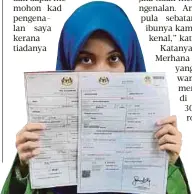  ??  ?? MERHANA memegang dokumen kelahirann­ya dan sijil mati arwah ayahnya.