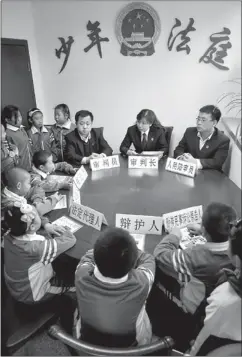  ?? HAO QUNYING / FOR CHINA DAILY ?? Juvenile court judges in Handan, Hebei province, explain juvenile law to pupils with the city’s Yifu Art Primary School in April.