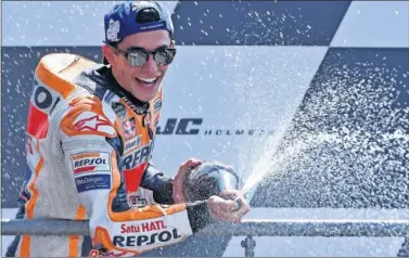  ??  ?? TRIUNFO. Márquez celebra su triunfo en el podio del GP de Francia en Le Mans.