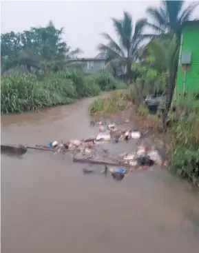  ?? Koroka Balemaiwai ?? Rubbish clog drains at Waidamudam­u Settlement, Nakasi, when it rains. Photo: