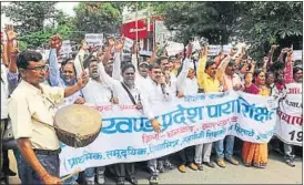  ?? DIWAKAR PRASAD/HT PHOTO ?? Para-teachers hold a demonstrat­ion demanding the regularisa­tion of their services before the state BJP office in Ranchi on Monday.