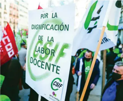  ?? EUROPA PRESS ?? Varios de los asistentes a la concentrac­ión de ayer ante el Ministerio de Educación, en Madrid