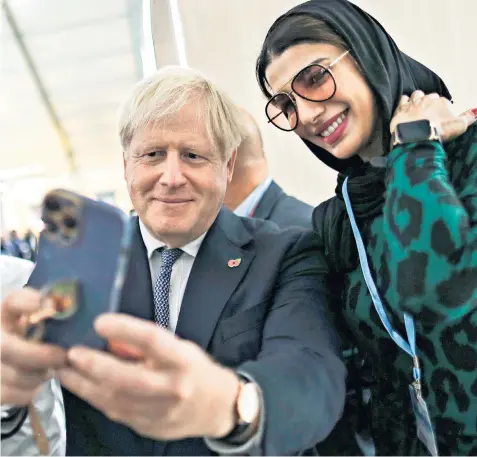  ?? ?? Boris Johnson poses for a selfie at Cop27, in Sharm el-sheikh, Egypt.