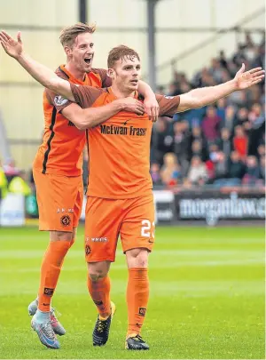  ?? Picture: SNS Group. ?? Left: Scott McDonald pounces on a loose ball to drive United’s second goal past Dunfermlin­e keeper Sean Murdoch; above: Fraser Fyvie enjoys the applause from the travelling fans after making it 3-0.