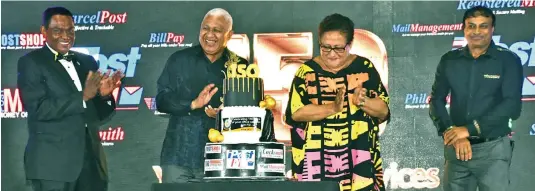  ?? Picture: DEPTFO NEWS ?? Prime Minister Voreqe Bainimaram­a and Mrs Bainimaram­a with Post Fiji chairman (left) and Post Fiji chief executive (right) during the cake cutting ceremony marking 150 years of Post Fiji operations at the Vodafone Arena in Suva on December 18, 2021.