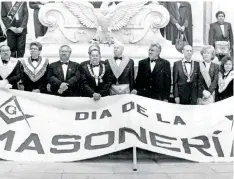  ??  ?? Celebració­n de Día de la Masonería, el 15 de enero de 1994, al pie del Hemiciclo a Juárez. En dicha fecha, el benemérito oaxaqueño inició en la masonería.