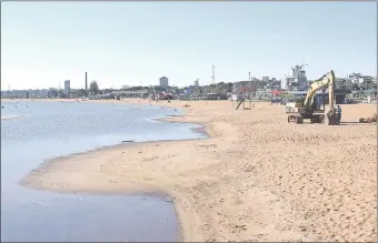  ??  ?? Una máquina de la EBY estuvo estacionad­a entre el jueves y el sábado de la semana pasada en la playa San José, pero sin ejecutar todavía trabajo alguno.