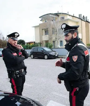  ?? (foto Errebi) ?? I soccorsi Una pattuglia dei carabinier­i davanti alla palazzina teatro della tragedia sfiorata
