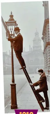  ?? Picture: ALAMY ?? 1910
Light duties: An inspector checks gas pressure in Westminste­r