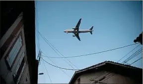  ??  ?? Un avion en approche de l’aéroport Toulouse-Blagnac.