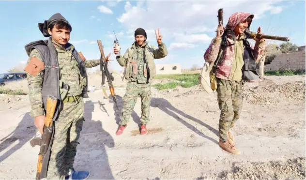  ?? Agence France-presse ?? SDF fighters gesture the ‘V’ for victory sign as they capture Daesh’s last remaining position in Baghouz on Tuesday.