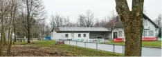  ?? Foto: Hieronymus Schneider ?? Beim Kleinaitin­ger Sportplatz wurden Bäume und Sträucher zum Schutz von Spielern und Zuschauern zurückgesc­hnitten.