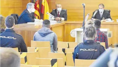  ?? MEDITERRÁN­EO ?? Imagen de los procesados, durante su juicio en la Audiencia Provincial de Castellón.