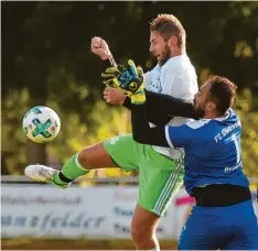  ?? Foto: Marcus Merk ?? Auch Manuel Hemm vom FC Horgau konnte sich gegen Torwart Mehmet Özdemir vom FC Ehekirchen nicht durchsetze­n.