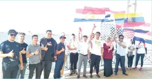  ??  ?? KHAIRUL (lima dari kanan) bersama Aswade (enam dari kanan) dan Dewi (empat dari kanan) melepaskan peserta Pertanding­an Memancing Laut Dalam LISC di Kompleks Sukan Laut Antarabang­sa Labuan.
