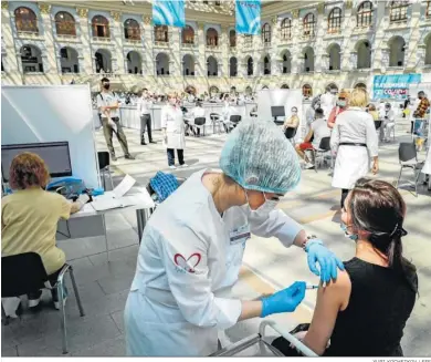  ?? YURI KOCHETKOV / EFE ?? Una mujer recibe una dosis de la vacuna rusa Sputnik V, ayer en Moscú.